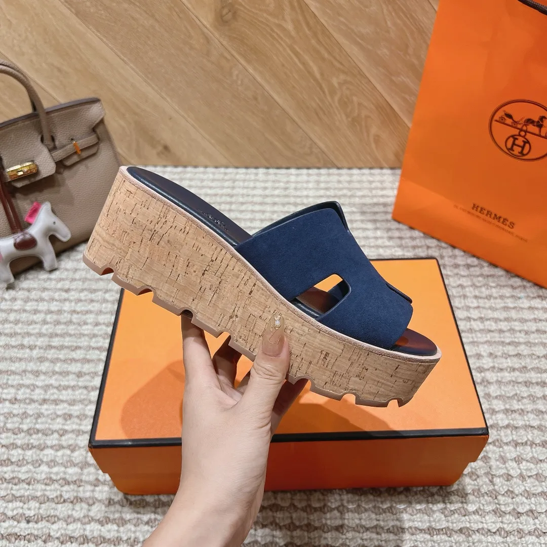 👟👟Ex-factory price 540👟👟 High version of the 2024 spring and summer new HERMES Hermès counter new style. The wedge-heeled Erjiu sandals and slippers, which have been extremely popular recently, are paired with various colorful socks. They are very trendy. Upper: cowhide. Outsole: technological imitation wood sole. Heel height: about 7cm. Size: Female 35-41 (40/41 non-refundable and non-exchangeable)